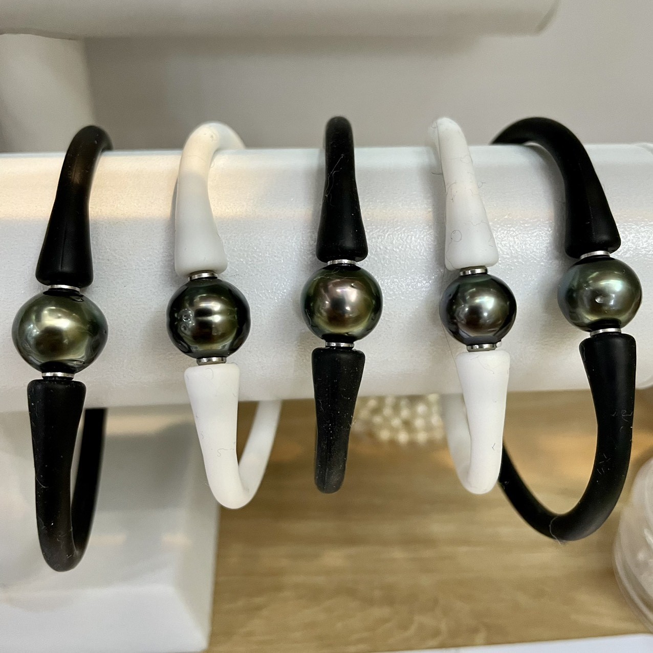 Vòng tay silicon kết hợp Ngọc trai đen Tahiti