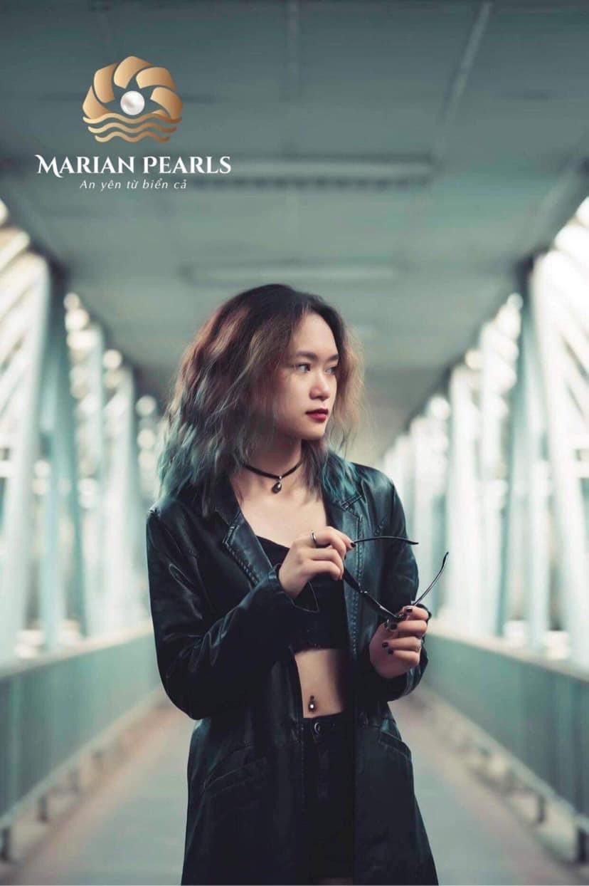 Xu hướng kết hợp trang sức ngọc trai với áo khoác da