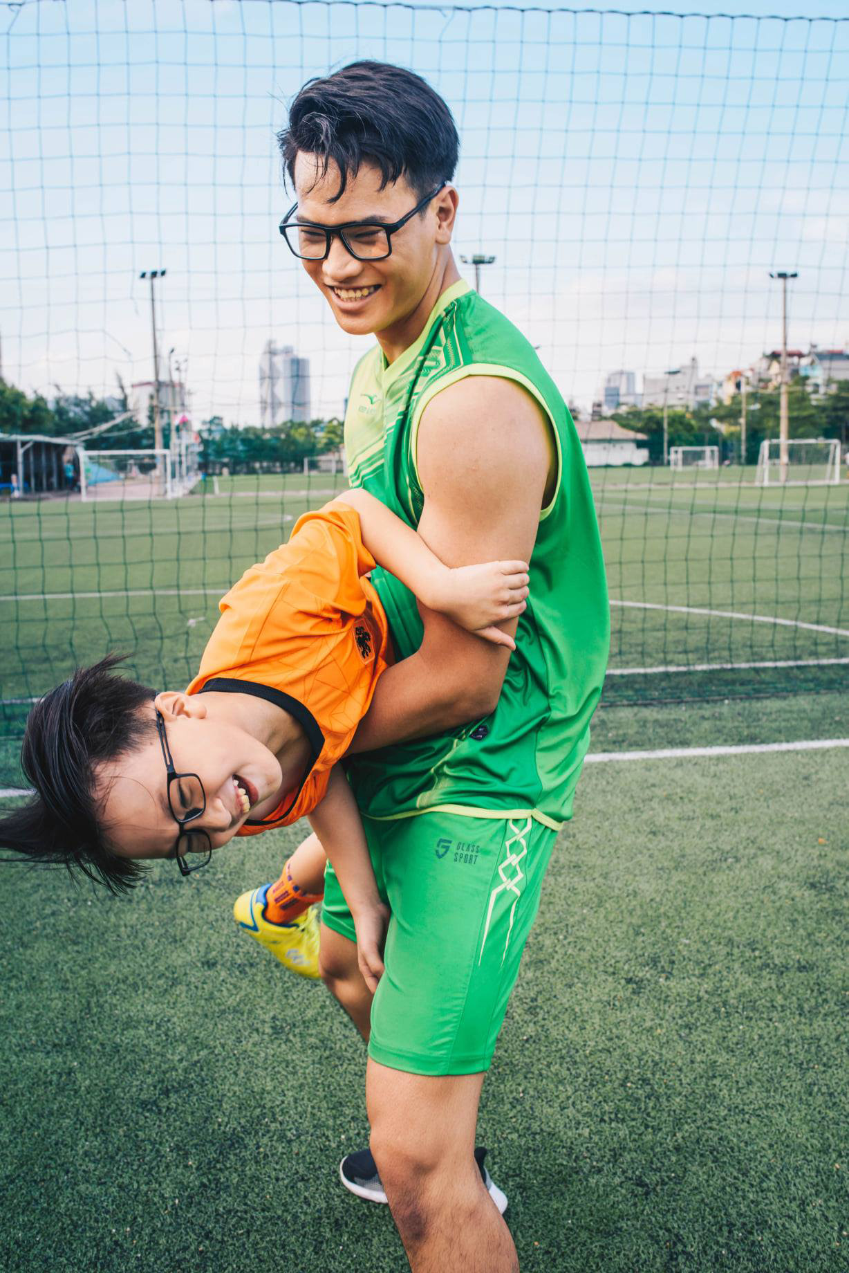 Kính chơi thể thao cho con