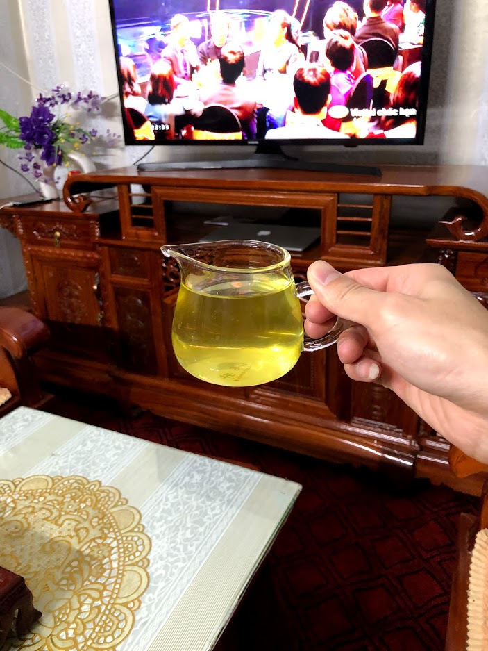 Chè sạch sẽ có màu nước xanh ánh vàng