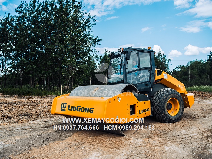 so-sanh-xe-lu-rung-liugong-6114e-va-xcmg-xs143j