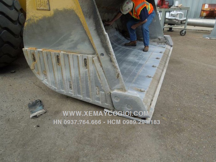 luoi-gau-may-xuc-lat