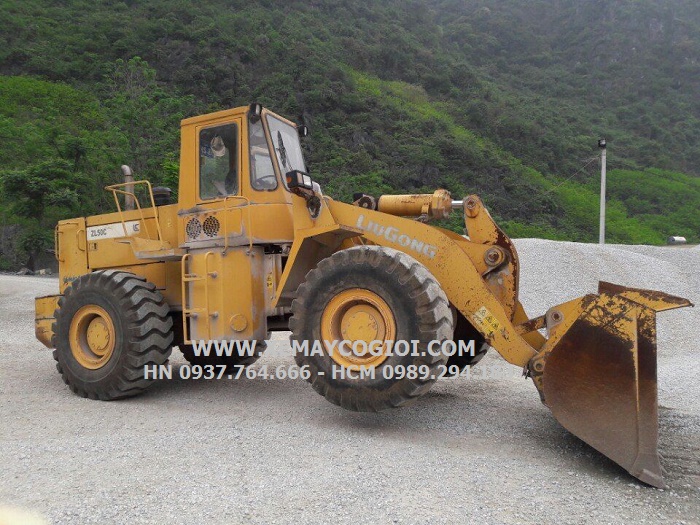 co-nen-mua-may-xuc-lat-gia-re