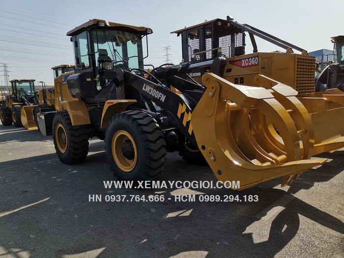 may-xuc-lat-gap-go-xcmg-lw300fn