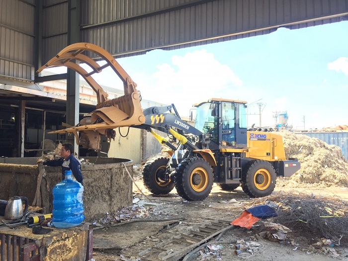 ban-giao-may-xuc-lat-gap-go-xcmg-lw300kn