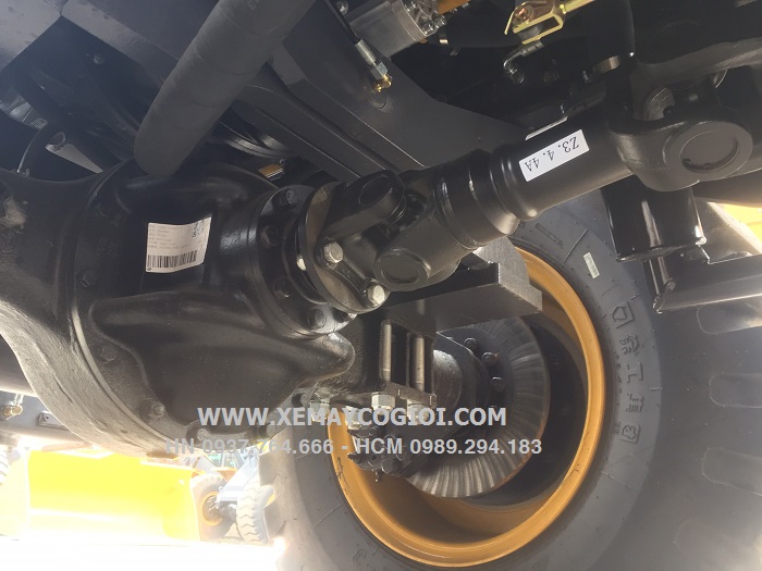 may-xuc-lat-gap-go-xcmg-lw300fn