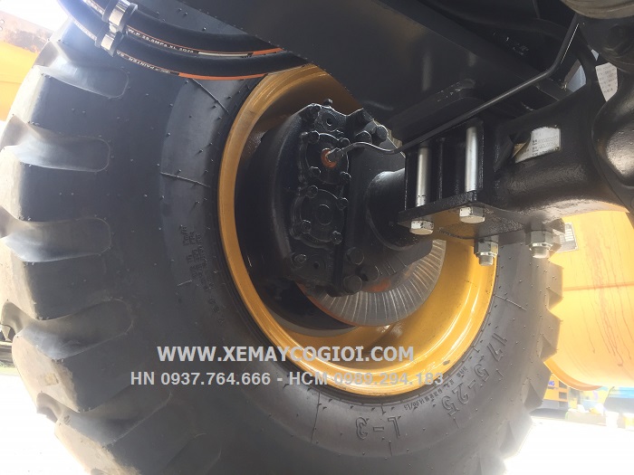 may-xuc-lat-gap-go-xcmg-lw300fn