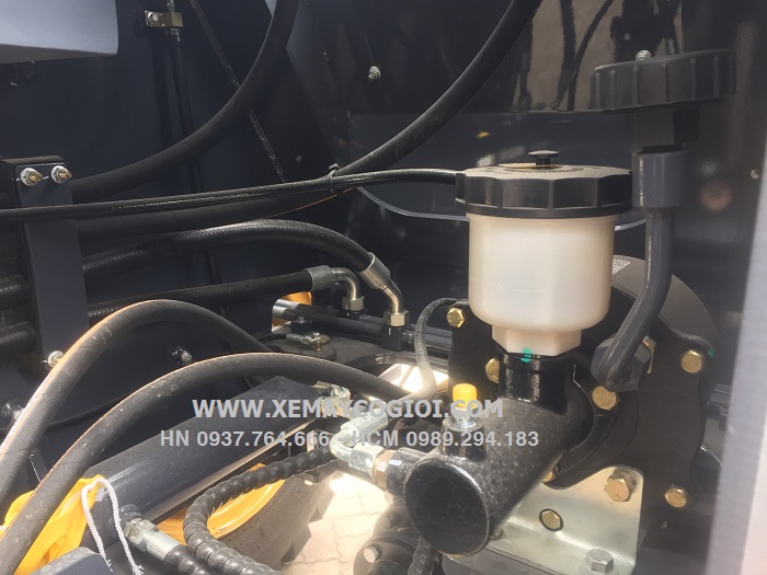 may-xuc-lat-gap-go-xcmg-lw300fn