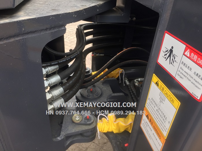 may-xuc-lat-gap-go-xcmg-lw300fn