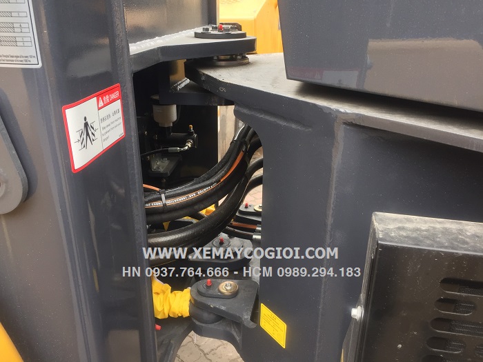 may-xuc-lat-gap-go-xcmg-lw300fn