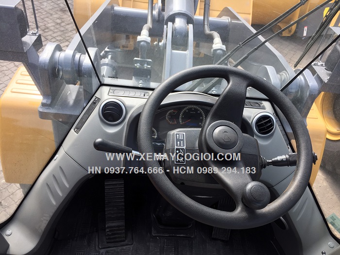 ban-giao-may-xuc-lat-xcmg-lw330fv-gau-1-8-m3