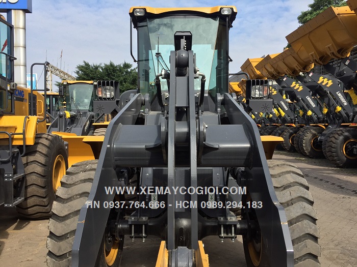 ban-giao-may-xuc-lat-xcmg-lw330fv-gau-1-8-m3