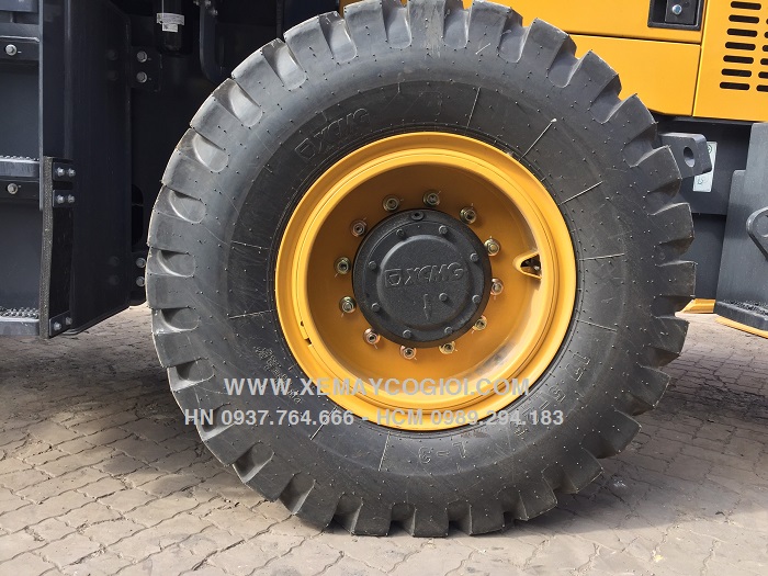 ban-giao-may-xuc-lat-xcmg-lw330fv-gau-1-8-m3