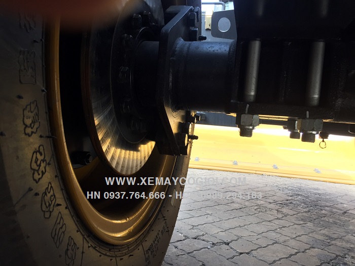 ban-giao-may-xuc-lat-xcmg-lw330fv-gau-1-8-m3