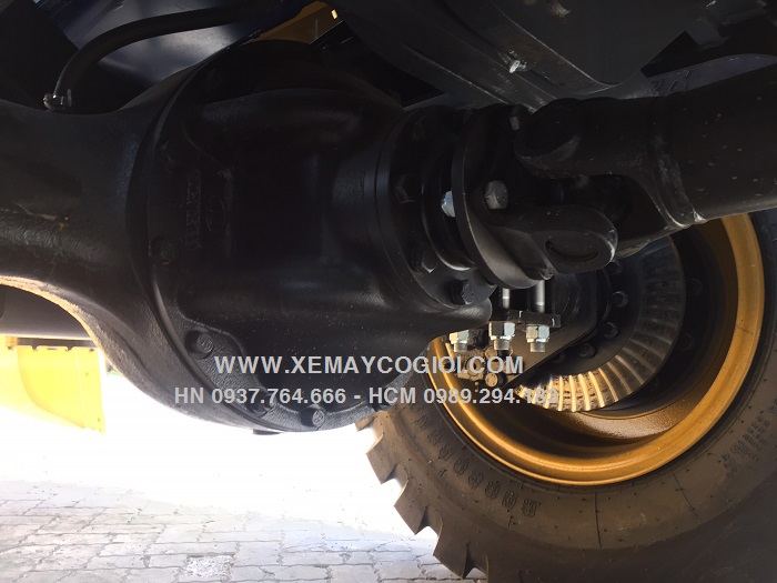 ban-giao-may-xuc-lat-xcmg-lw330fv-gau-1-8-m3