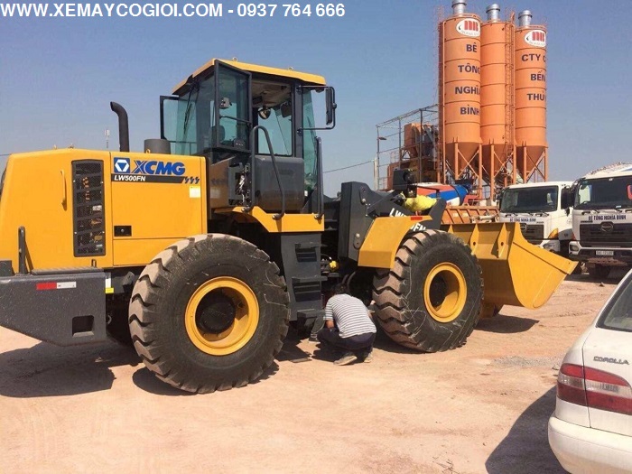 lựa chọn máy xúc lật