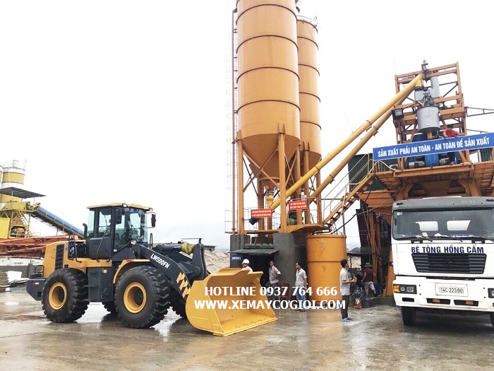 co-nen-mua-may-xuc-lat-gia-re