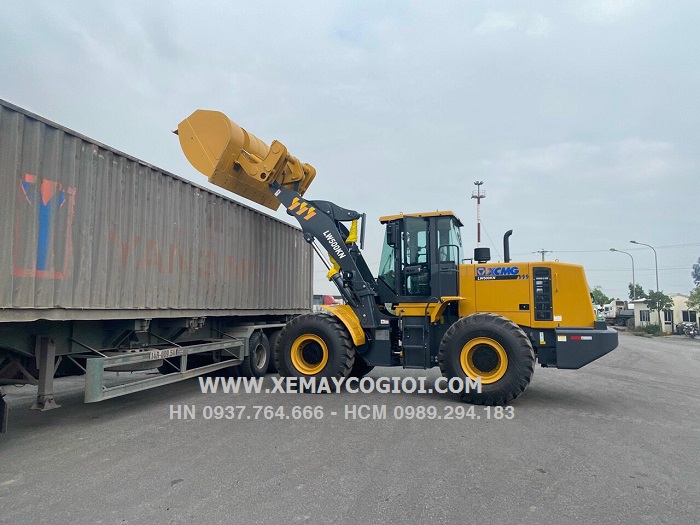 ban-giao-may-xuc-lat-xcmg-lw500kn-gau-4-5-m3-tai-hai-duong