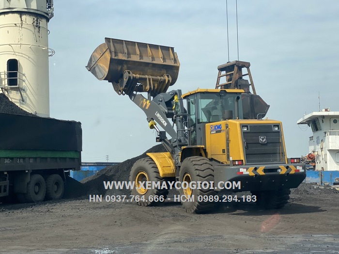 ban-giao-may-xuc-lat-xcmg-lw500kn-gau-4-5-m3-tai-hai-duong