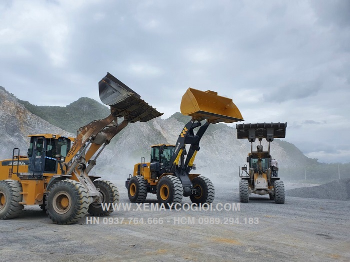 ban-giao-may-xuc-lat-xcmg-lw600kn-gau-4-5-m3-tai-quang-binh