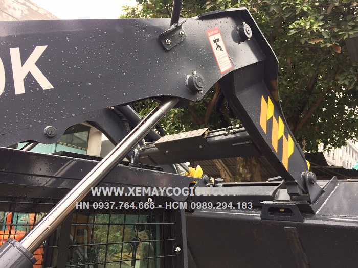 may-xuc-lat-quet-bui-rac-xcmg-xc750k