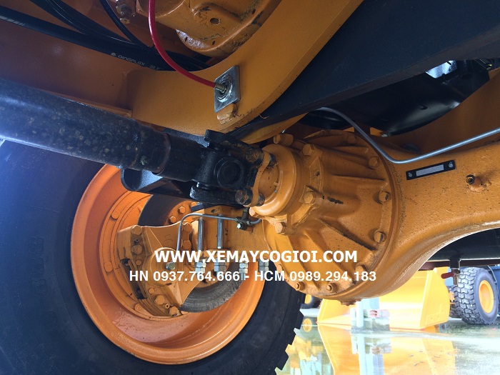 may-xuc-lat-can-dai-do-cao-cho-nganh-nong-lam-san