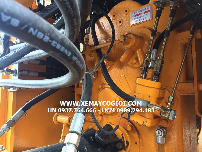 may-xuc-lat-can-dai-do-cao-cho-nganh-nong-lam-san