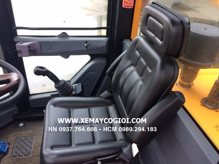 may-xuc-lat-can-dai-do-cao-cho-nganh-nong-lam-san