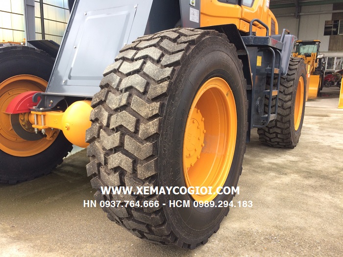 may-xuc-lat-can-dai-do-cao-cho-nganh-nong-lam-san