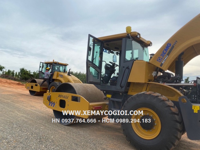 so-sanh-xe-lu-rung-liugong-6114e-va-xcmg-xs143j