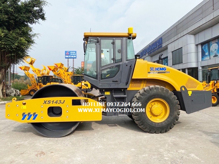 so-sanh-xe-lu-rung-liugong-6114e-va-xcmg-xs143j