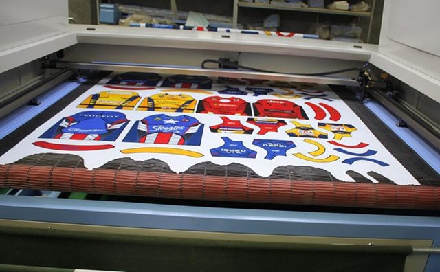 cắt vải in chuyển nhiệt sẵn