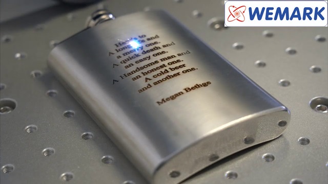 khắc chữ lên bình rượu bằng nhôm