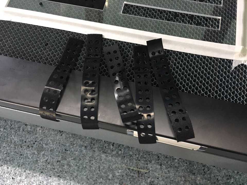 máy laser cắt quai nón