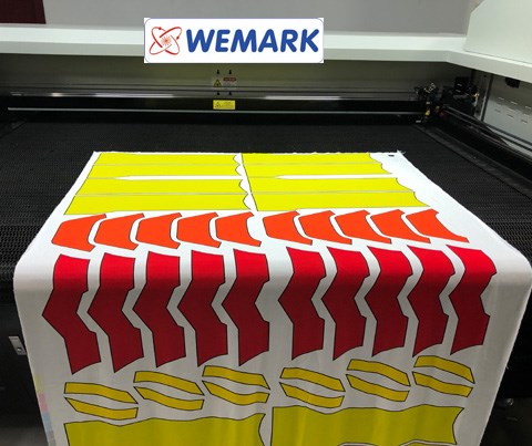 máy laser cắt vải in hình sẵn bằng camera định vị