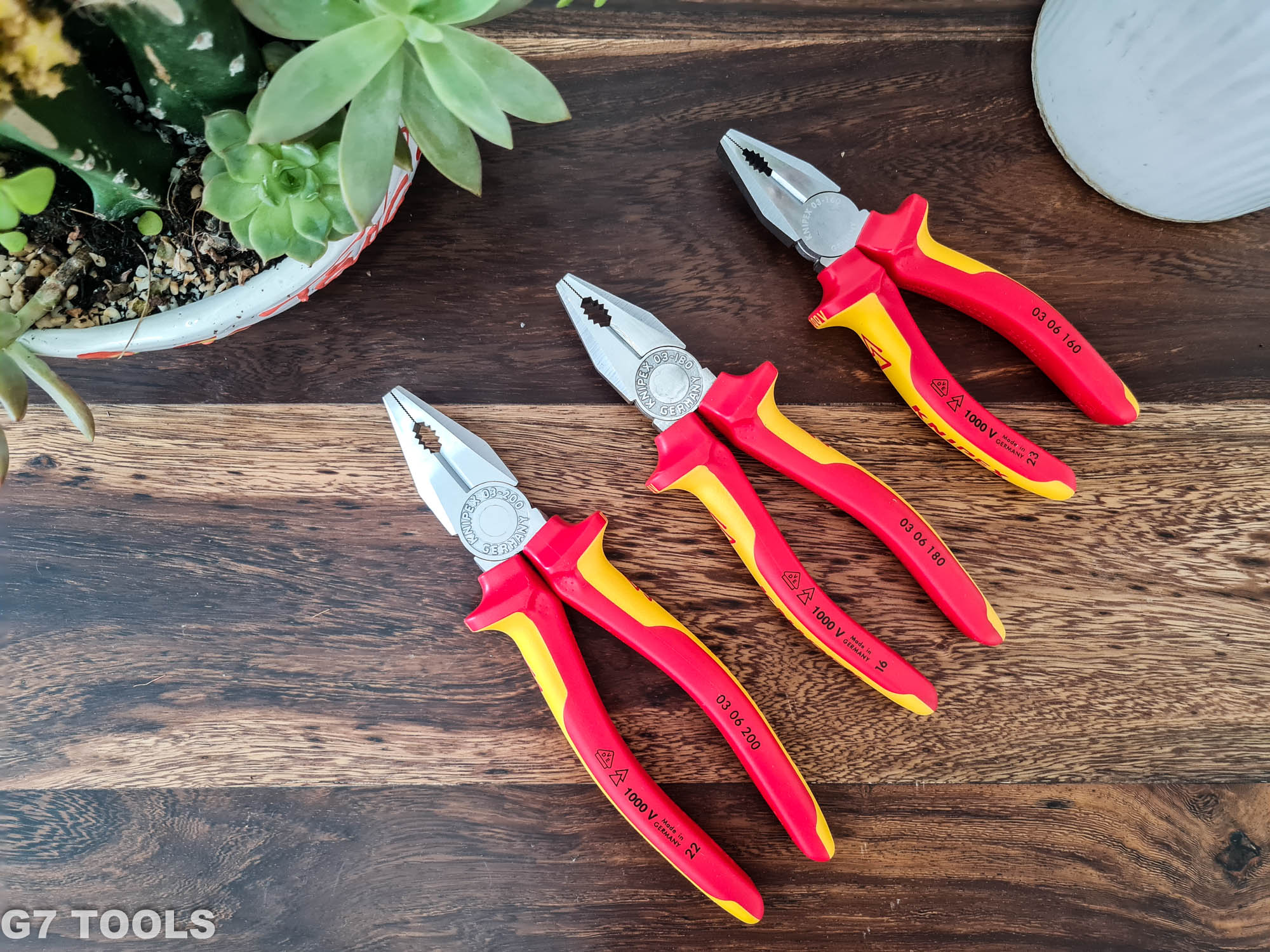 Kìm Đa Năng Knipex 03 06 200 Lưỡi 60HRC dài 200mm Cách Điện VDE 1000 Volt