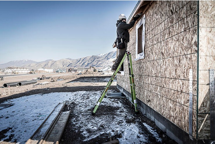 Thợ điện sử dụng thang sợi thủy tinh Little Giant Fiberglass Model 17 cách điện an toàn