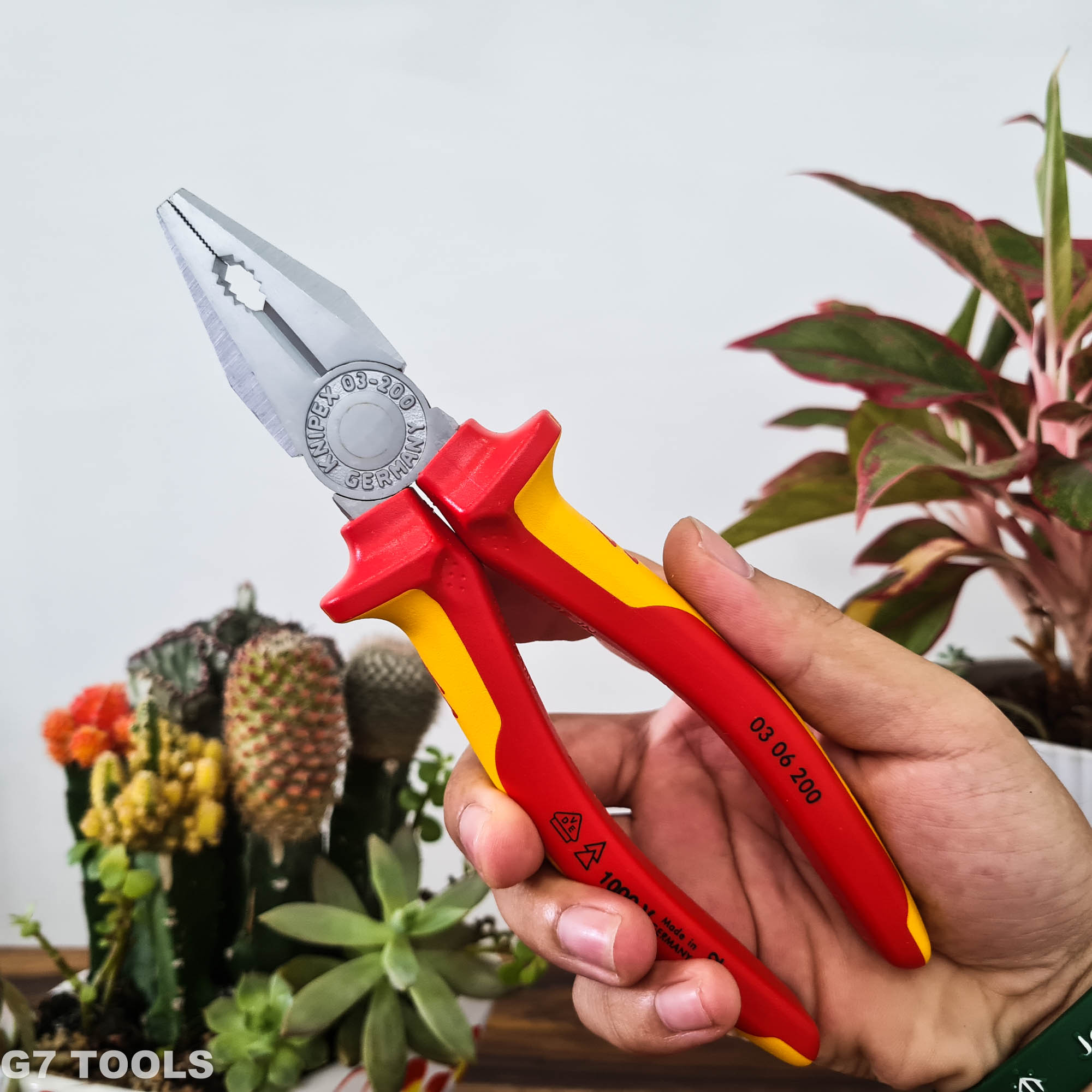 Kìm Đa Năng Knipex 03 06 200 Lưỡi 60HRC dài 200mm Cách Điện VDE 1000 Volt