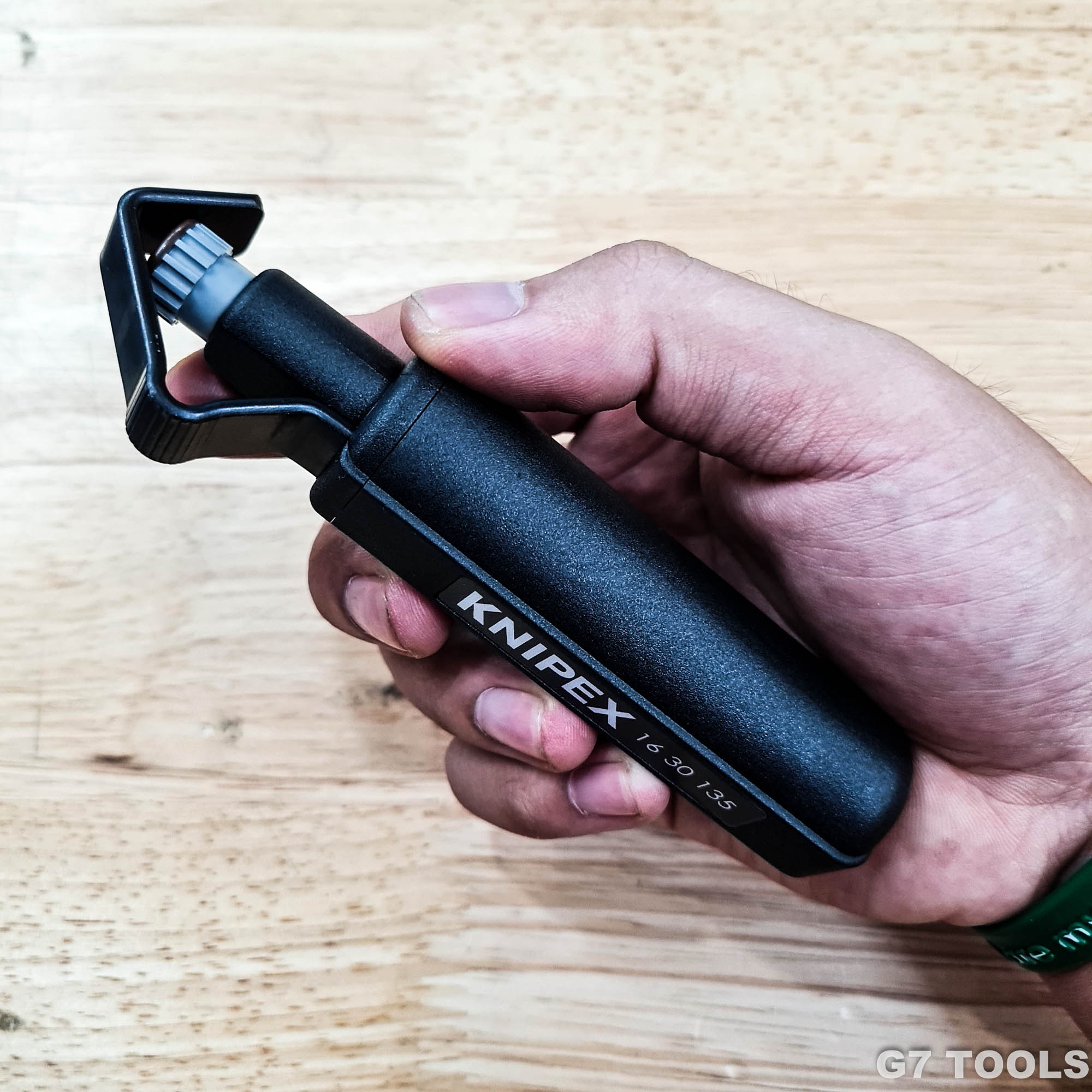 Dụng Cụ Tách Cáp Xoáy Trôn Ốc Knipex 16 30 135 SB