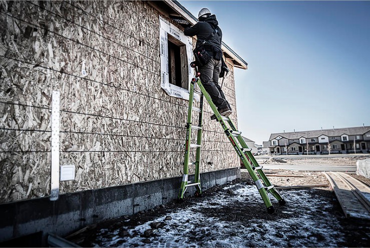 Thang Little Giant Fiberglass 16117-001 hỗ trợ thợ điện lạnh HVAC lắp đặt máy lạnh trên cao