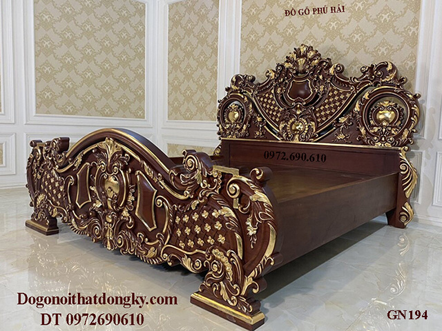 giường ngủ hoàng gia