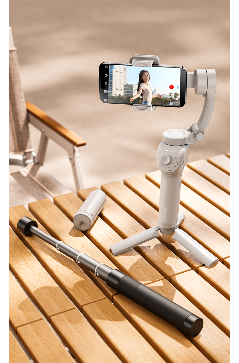 RTAKO M01 - Ảnh mẫu người dùng đang quay phim bằng điện thoại