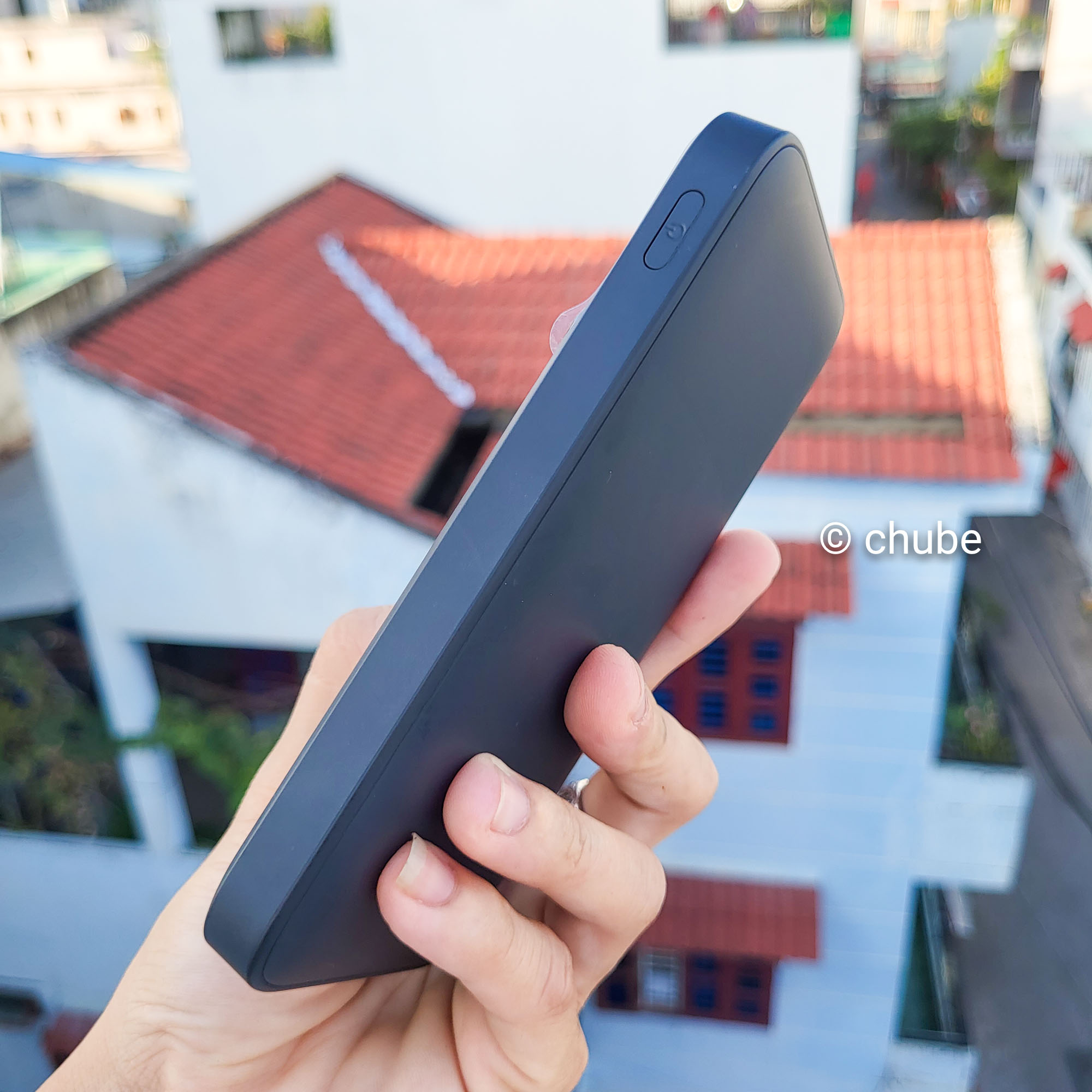 Cảm giác cầm nắm Baseus MagSafe 10000mAh gọn gàng với iPhone 12/13