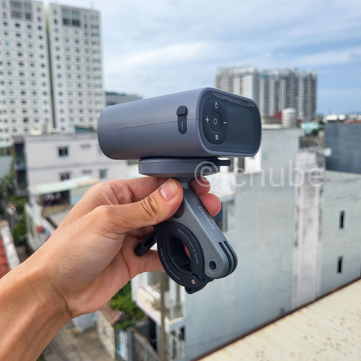 Bơm lốp xe đạp, xe máy Baseus PrimeTrip 45W 1750mAh, hình ảnh sản phẩm thực tế, Bơm xe có kích thước nhỏ gọn.