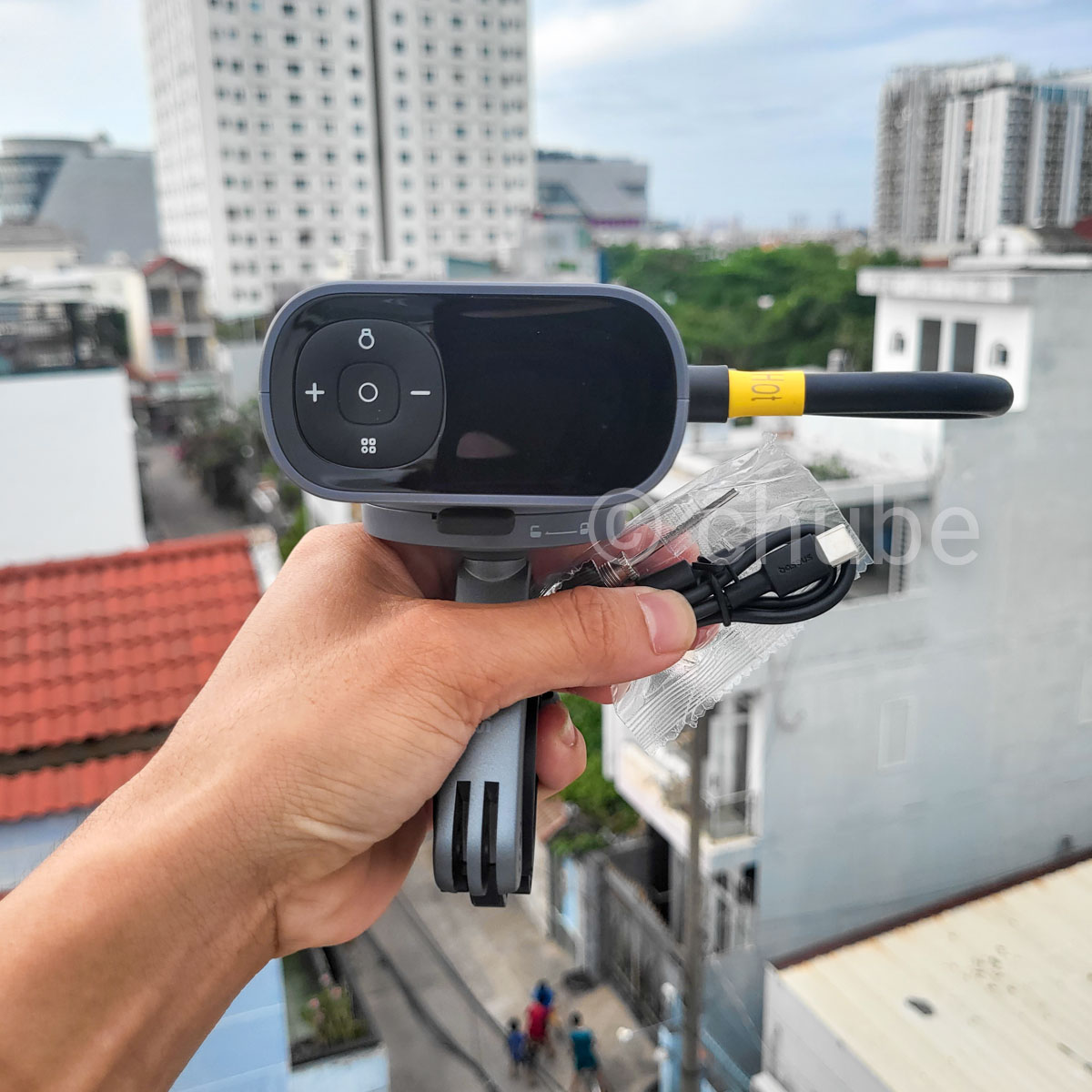 Bơm lốp xe đạp, xe máy Baseus PrimeTrip 45W 1750mAh, hiển thị bảng điều khiển và các bộ phận của bơm.