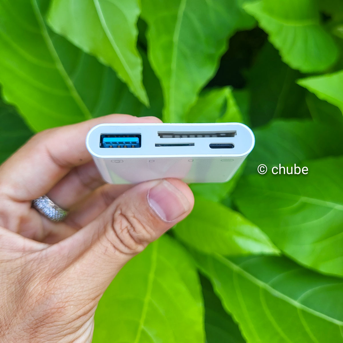 Cáp OTG kiêm đầu đọc thẻ nhớ Lightning 4-in-1 Joyroom S-H142, thiết kế nhỏ gọn với 4 cổng kết nối: Lightning, USB 3.0, SD, TF