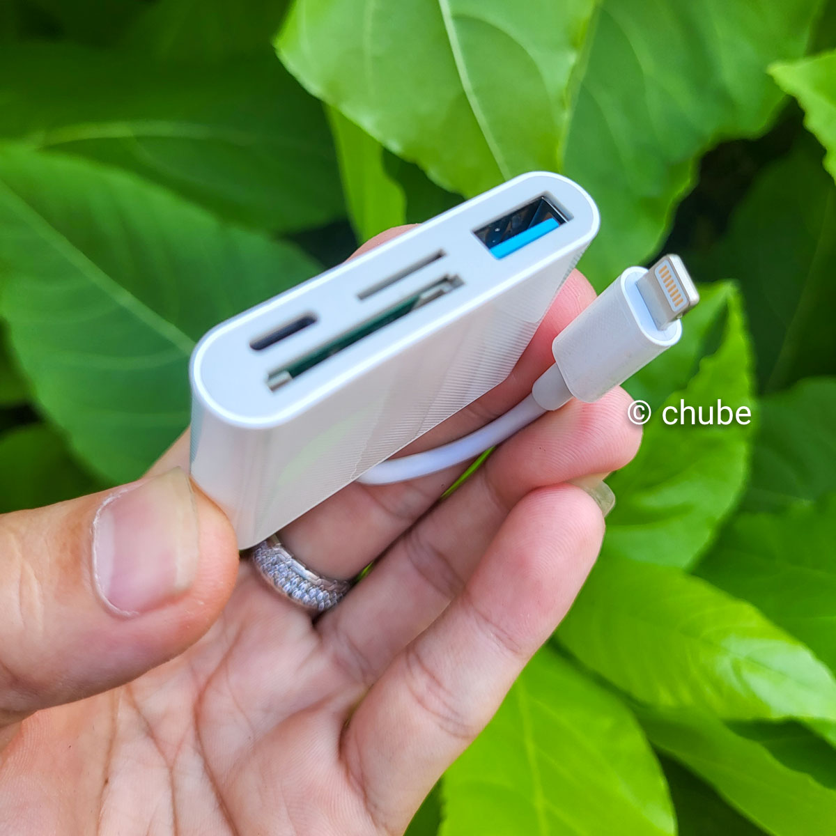 Cáp OTG kiêm đầu đọc thẻ nhớ Lightning 4-in-1 Joyroom S-H142, hiển thị các cổng kết nối và thẻ nhớ đang được kết nối