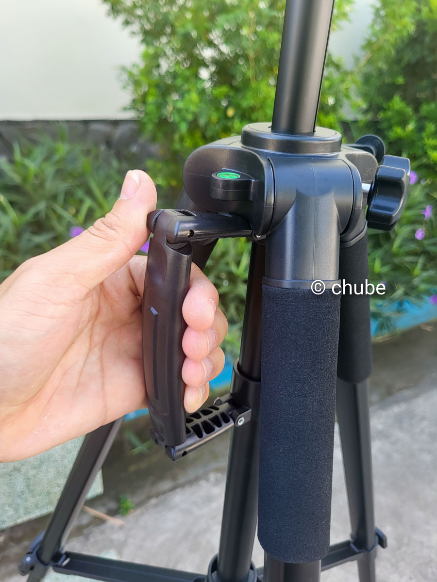 Tripod Rtako VT-860S có kích thước nhỏ gọn khi gấp lại, dễ dàng mang theo trong balo.