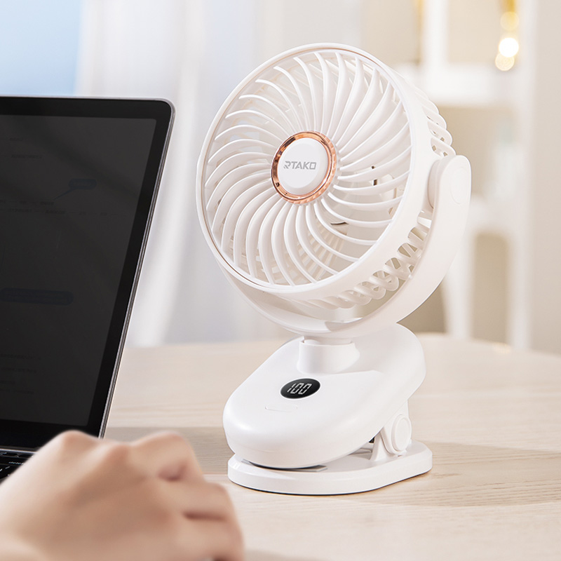 chube Quạt kẹp RTAKO 4 cánh tích điện xoay 360 độ