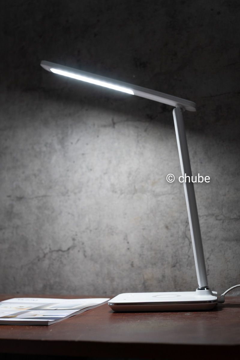 Mặt bên của đèn LED để bàn MotoM, với cổng sạc USB tiện lợi